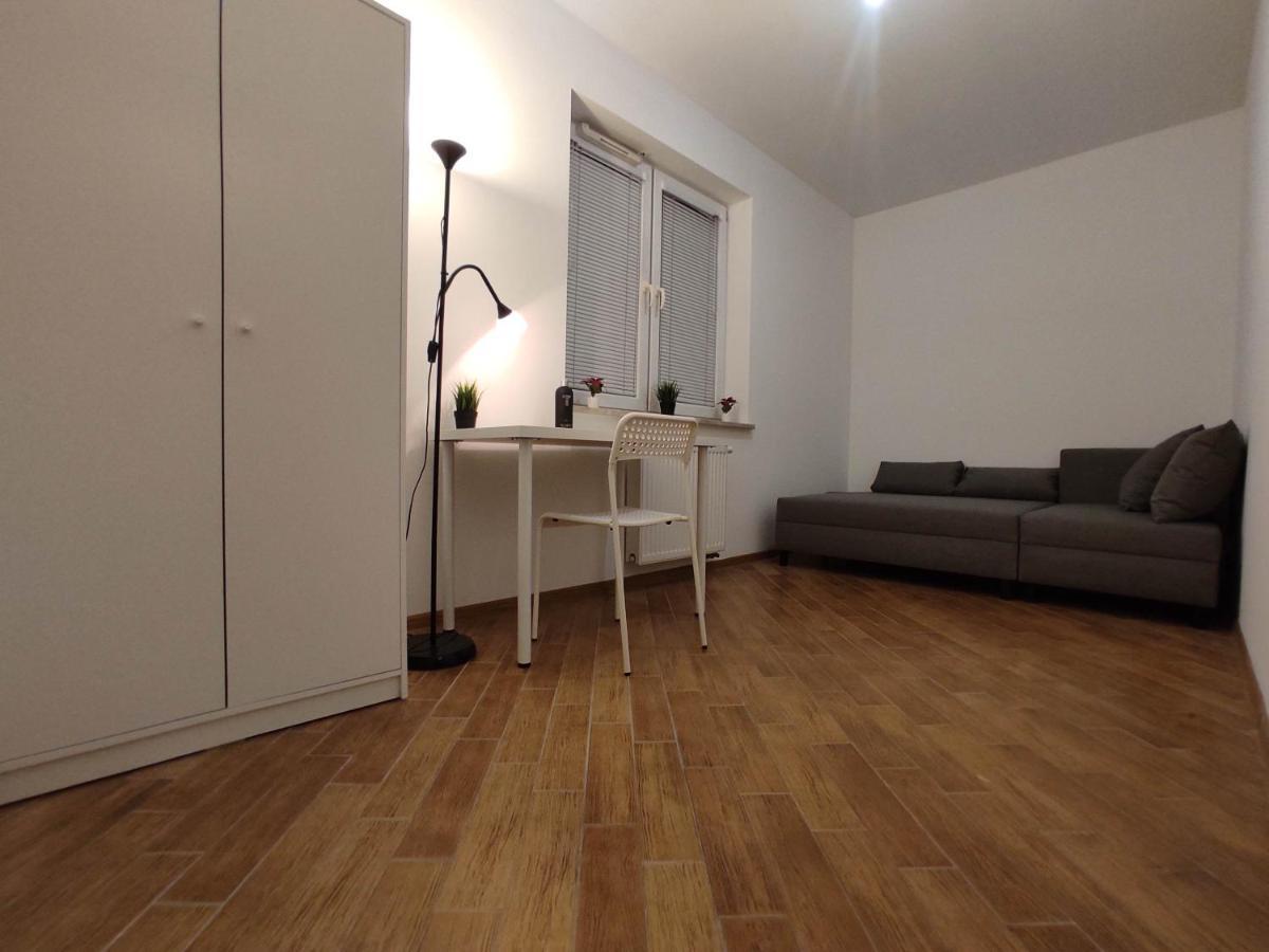 Nice Room With 2 Shared Bathrooms ,Wc , 2Km To Old Town -100M From Metro Szwedzka ワルシャワ エクステリア 写真