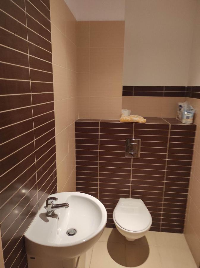Nice Room With 2 Shared Bathrooms ,Wc , 2Km To Old Town -100M From Metro Szwedzka ワルシャワ エクステリア 写真